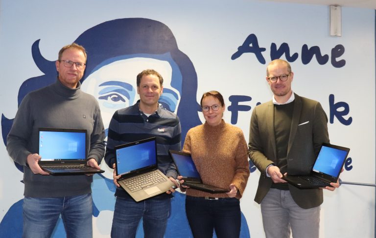 Gemeinsame Digitalisierung: Schulleiter Andreas Sornig (l.), Konrektor Holger Deinl (2.v.r.) und Konrektorin Andrea Frye gen. Reitemeier (2.v.l.) nahmen die Laptopspende von Kai Alfermann (r.), Vorstand der Josef Fiege Stiftung, entgegen (Foto: Fiege Stiftung)