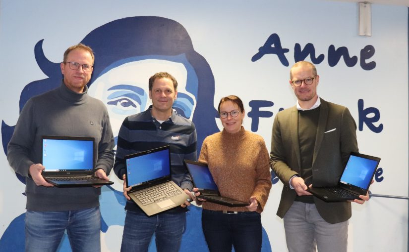 Gemeinsame Digitalisierung: Schulleiter Andreas Sornig (l.), Konrektor Holger Deinl (2.v.r.) und Konrektorin Andrea Frye gen. Reitemeier (2.v.l.) nahmen die Laptopspende von Kai Alfermann (r.), Vorstand der Josef Fiege Stiftung, entgegen (Foto: Fiege Stiftung)