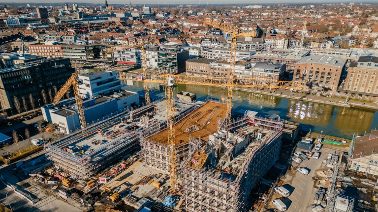 X-Dock: Der Fiege-Neubau im Münsteraner Stadthafen nimmt Form an – und trägt bereits einen passenden Namen. (Foto: Fiege)