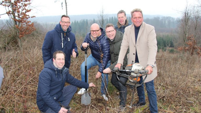 v.l.n.r.: Das EK Team um Thomas Rahenkamp (Head of Sales and Department Stores ), Martin Wolf (Head of Sales Electro/Light/Kitchen & Marketing / E-Commerce), Jochen Pohle (Chief Retail Officer), André Babenhauserheide (Head of Sales & Concept Management Family ), Franz Schreckenberg (Team Lead Category Management Electro) und Thomas Schwab (Head of Sales & Marketing D-A-CH) bei der Pflanzaktion im Wald. (Foto: EK)