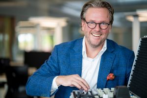 Vorstandsvorsitzender Philip Harting freut sich: Die Technologiegruppe ist zum zweiten Mal in Folge die Auszeichnung „Unternehmen des Jahres“ erhalten. (Foto: Harting)