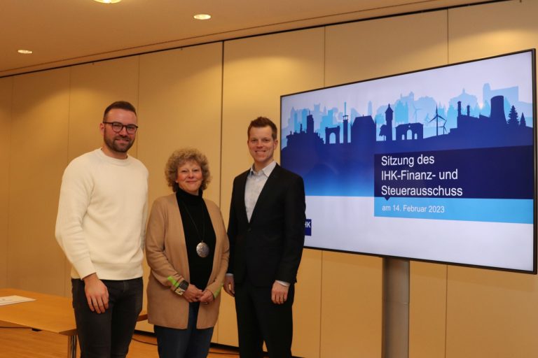 (von links): Max Leimkühler, mint future GmbH, Ausschussvorsitzende Angelika Pölking und Gunnar von Seggern, Oldenburgische Landesbank AG (Foto: IHK)