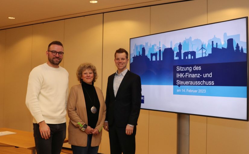 (von links): Max Leimkühler, mint future GmbH, Ausschussvorsitzende Angelika Pölking und Gunnar von Seggern, Oldenburgische Landesbank AG (Foto: IHK)