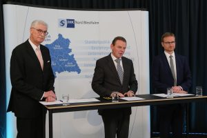 Diskutierten beim ersten IHK-Konjunkturforum (v.l.): Jürgen Wannhoff (Vizepräsident des Sparkassenverbandes Westfalen-Lippe), Dr. Fritz Jaeckel (Hauptgeschäftsführer der IHK Nord Westfalen) und Dr. Manuel Rupprecht (Professor für Volkswirtschaftslehre an der FH Münster und Dekan der Münster School of Business). (Foto: IHK Nord Westfalen)