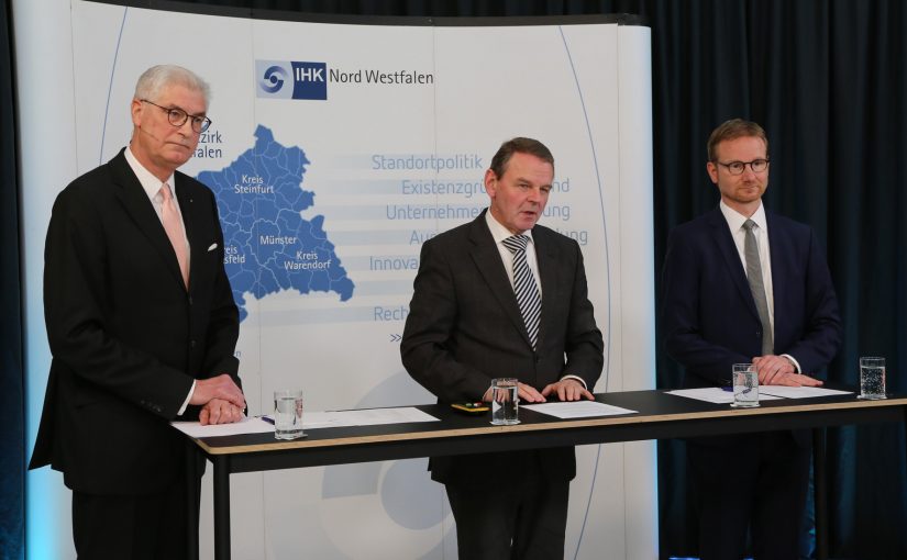 Diskutierten beim ersten IHK-Konjunkturforum (v.l.): Jürgen Wannhoff (Vizepräsident des Sparkassenverbandes Westfalen-Lippe), Dr. Fritz Jaeckel (Hauptgeschäftsführer der IHK Nord Westfalen) und Dr. Manuel Rupprecht (Professor für Volkswirtschaftslehre an der FH Münster und Dekan der Münster School of Business). (Foto: IHK Nord Westfalen)