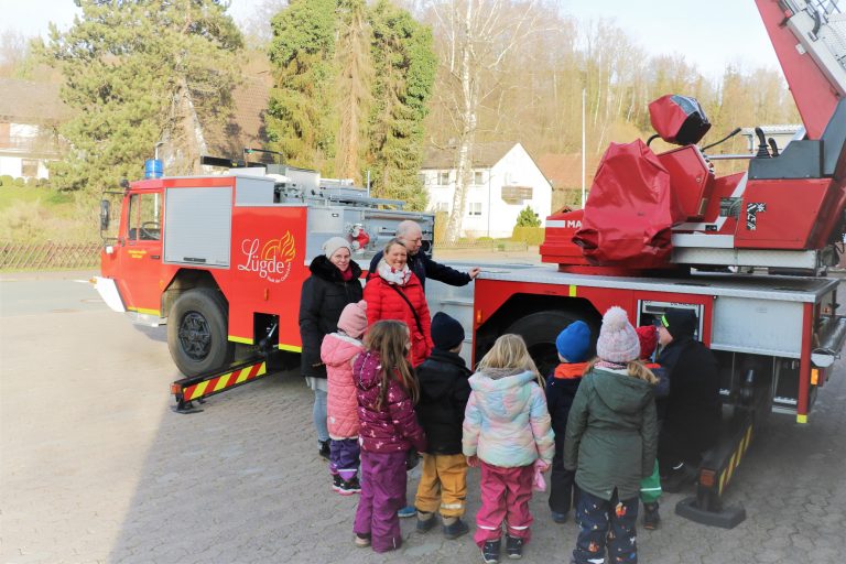 V. li.: Der Leiterwagen sorgte für besondere Freude bei den Kleinen und auch die Erzieherinnen Nicole Müller und Christina Schaper hatten viel Spaß bei der Vorführung von Dirk Köchling und Maik Paskarbeit von der Freiwilligen Feuerwehr Lügde. (Foto: Johanniter-Unfall-Hilfe e.V.)