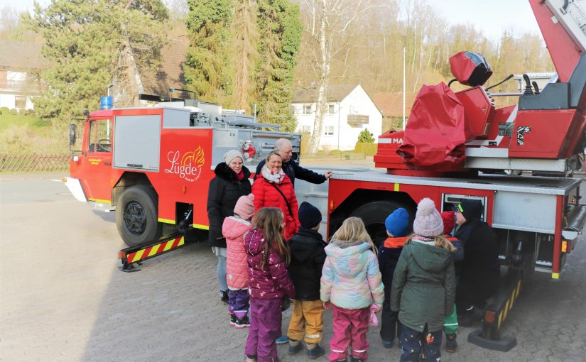 V. li.: Der Leiterwagen sorgte für besondere Freude bei den Kleinen und auch die Erzieherinnen Nicole Müller und Christina Schaper hatten viel Spaß bei der Vorführung von Dirk Köchling und Maik Paskarbeit von der Freiwilligen Feuerwehr Lügde. (Foto: Johanniter-Unfall-Hilfe e.V.)