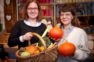 Für mehr bio-regionale Produkte werben in Zukunft Dr. Christine Kanand (r.) und Juliane Rabe vom Projekt Öko-Modellregion Münsterland. Team mit Korb im Hofladen (Foto: Münsterland e.V./Philipp Fölting)