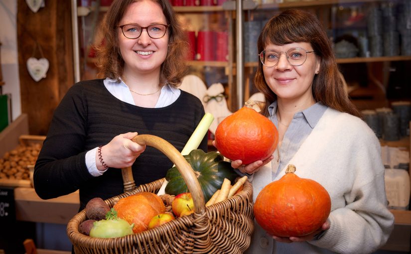 Für mehr bio-regionale Produkte werben in Zukunft Dr. Christine Kanand (r.) und Juliane Rabe vom Projekt Öko-Modellregion Münsterland. Team mit Korb im Hofladen (Foto: Münsterland e.V./Philipp Fölting)