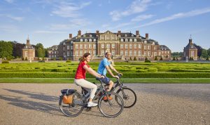 Für viele Münsterland-Gäste ist die 100-Schlösser-Route ein Urlaubs-Klassiker. Radfahrer am Schloss Nordkirchen (Foto: Münsterland e.V./Philipp Fölting)
