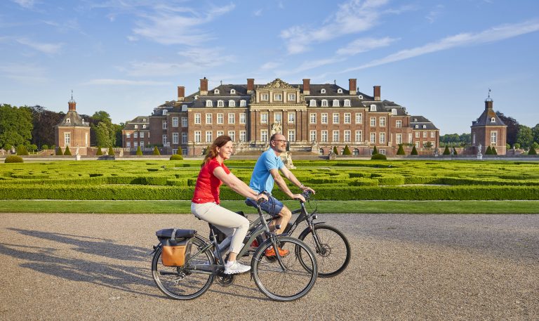 Für viele Münsterland-Gäste ist die 100-Schlösser-Route ein Urlaubs-Klassiker. Radfahrer am Schloss Nordkirchen (Foto: Münsterland e.V./Philipp Fölting)