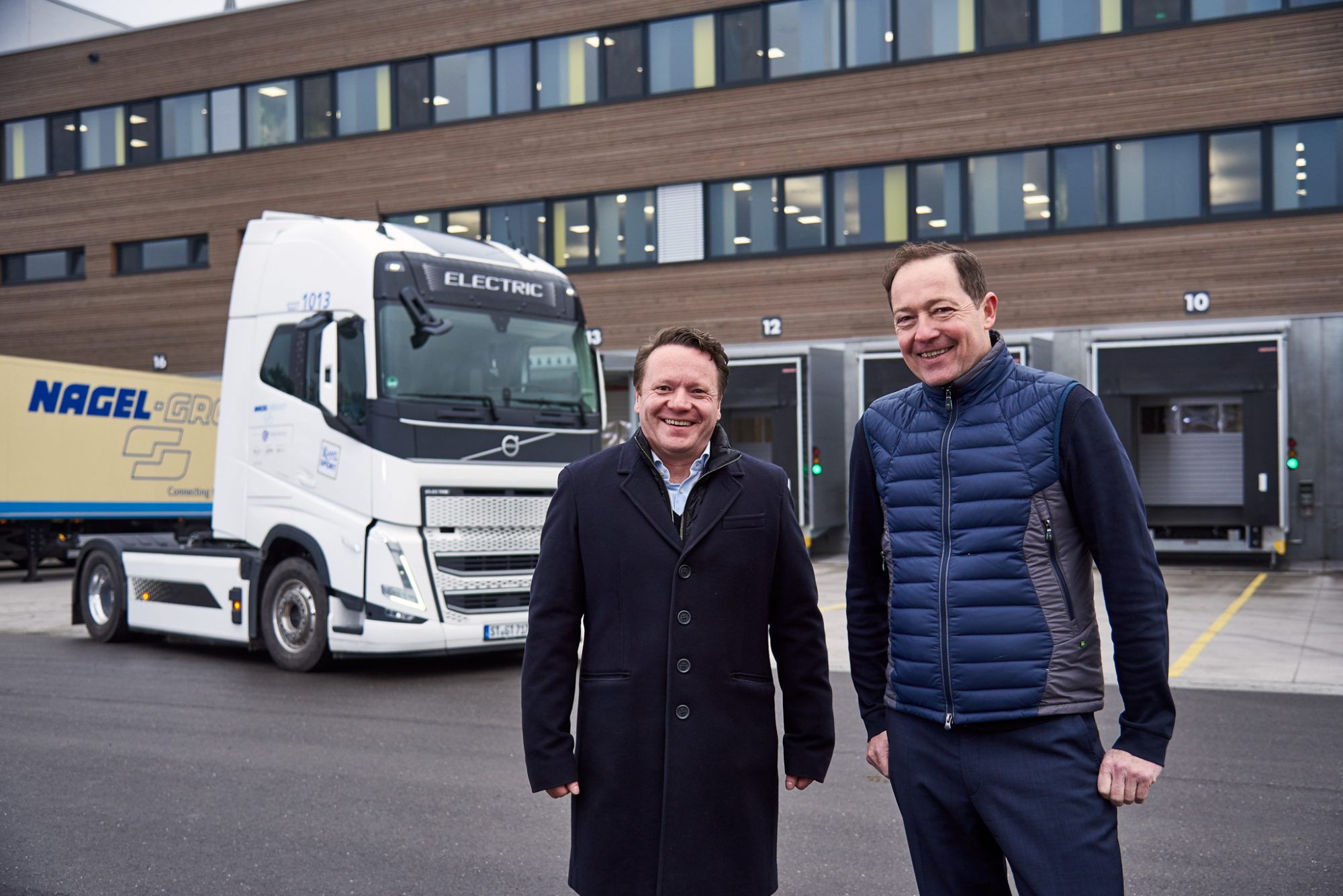 Asmus Wolff, Geschäftsführer Supply Chain bei Ritter (rechts) und Jens Kleiner, Executive Director Operations bei der Nagel-Grouo, trafen sich zur Inbetriebnahme der beiden E-LKW in Dettenhausen. (Foto: Nagel Group)