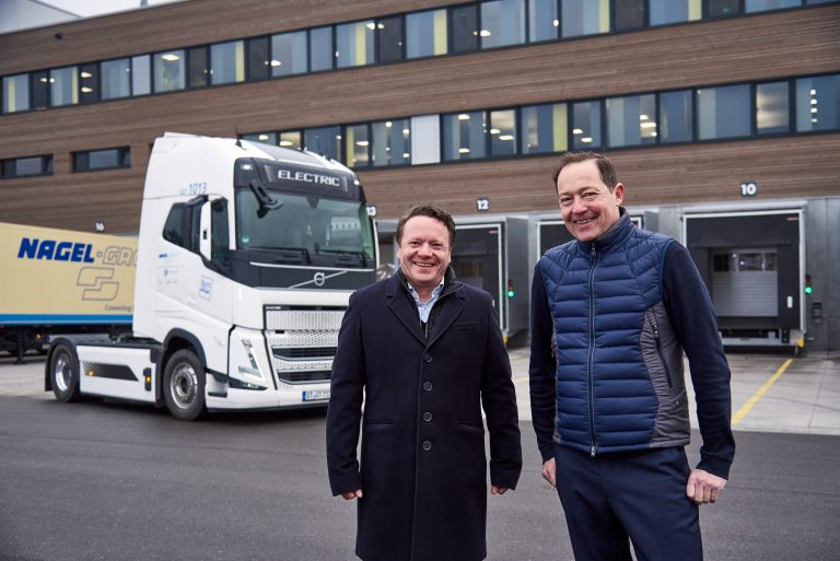 Asmus Wolff, Geschäftsführer Supply Chain bei Ritter (rechts) und Jens Kleiner, Executive Director Operations bei der Nagel-Grouo, trafen sich zur Inbetriebnahme der beiden E-LKW in Dettenhausen. (Foto: Nagel Group)