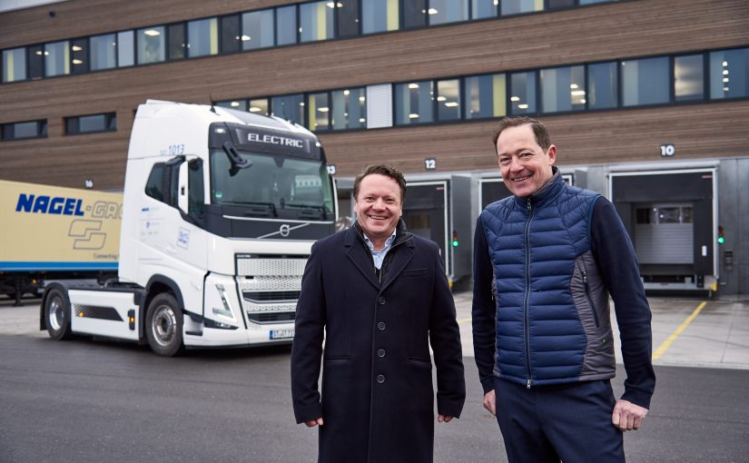Asmus Wolff, Geschäftsführer Supply Chain bei Ritter (rechts) und Jens Kleiner, Executive Director Operations bei der Nagel-Grouo, trafen sich zur Inbetriebnahme der beiden E-LKW in Dettenhausen. (Foto: Nagel Group)