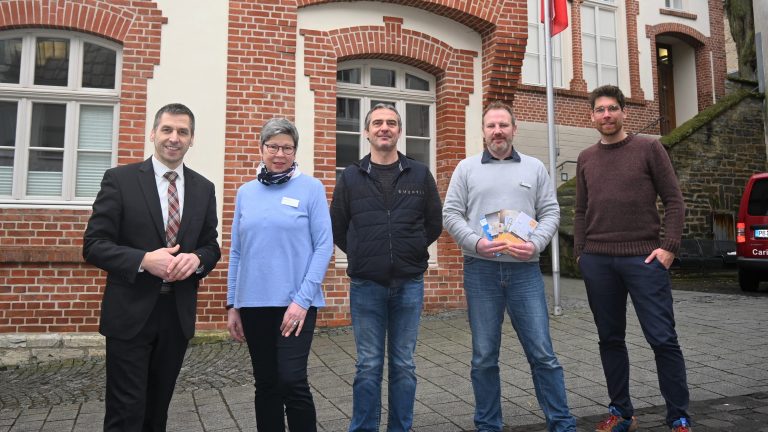 Bürgermeister Burkhard Schwuchow, Linda Sauer (Verbraucherzentrale NRW), Klaus Rörig (Verbraucherzentrale NRW), Sascha Glaser (Klimaschutzmanager, Stadt Büren) und Ralf Schmidt (Abteilungsleiter Infrastruktur, Stadt Büren) vor dem Gebäude des Bürgersaals der Stadt Büren, in dem der erste Beratungstermin stattgefunden hat. (Foto: Stadt Büren)