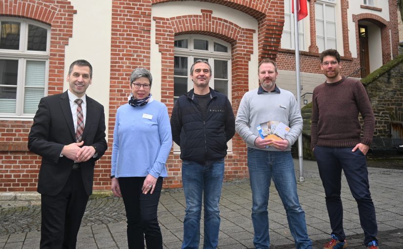 Bürgermeister Burkhard Schwuchow, Linda Sauer (Verbraucherzentrale NRW), Klaus Rörig (Verbraucherzentrale NRW), Sascha Glaser (Klimaschutzmanager, Stadt Büren) und Ralf Schmidt (Abteilungsleiter Infrastruktur, Stadt Büren) vor dem Gebäude des Bürgersaals der Stadt Büren, in dem der erste Beratungstermin stattgefunden hat. (Foto: Stadt Büren)