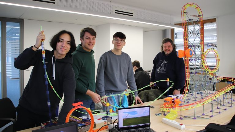 Im Workshop zum Thema „Faszination Achterbahn“ bei Prof. Dr.-Ing. Volker Piwek lernen die Schülerinnen und Schüler der gbs die Funktionsweise von Achterbahnen kennen. (Bild: Hochschule Osnabrück)