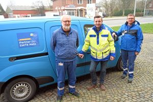 Lothar Grave (l.) und Herbert Looschen (r.) kontrollieren im Auftrag der SWTE Netz derzeit Erdgas-Hausanschlüsse. Regelmäßig tauschen sie sich mit SWTE Netz-Abteilungsleiter Oliver Deutsch über die Ergebnisse aus. (Foto: SWTE)