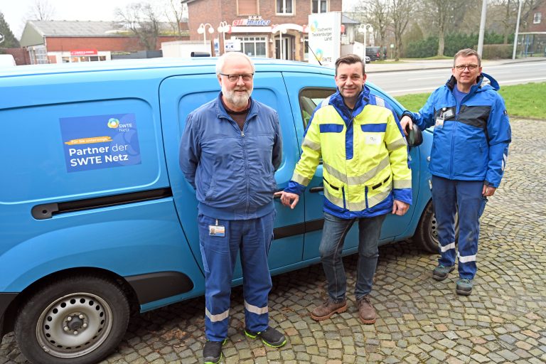 Lothar Grave (l.) und Herbert Looschen (r.) kontrollieren im Auftrag der SWTE Netz derzeit Erdgas-Hausanschlüsse. Regelmäßig tauschen sie sich mit SWTE Netz-Abteilungsleiter Oliver Deutsch über die Ergebnisse aus. (Foto: SWTE)