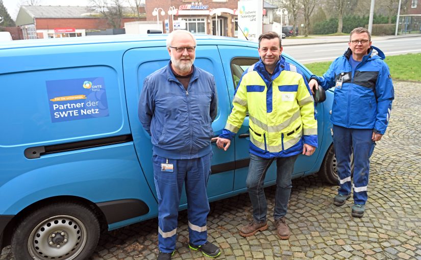 Lothar Grave (l.) und Herbert Looschen (r.) kontrollieren im Auftrag der SWTE Netz derzeit Erdgas-Hausanschlüsse. Regelmäßig tauschen sie sich mit SWTE Netz-Abteilungsleiter Oliver Deutsch über die Ergebnisse aus. (Foto: SWTE)