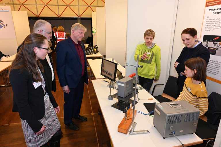 Beim IHK-Regionalwettbewerb (v.l.): Corinna Kieren (Landeswettbewerbsleiterin), Eckhard Göske (IHK Nord Westfalen), Berthold Sommer (Leiter des IHK-Regionalwettbewerbs, Felix Benen (Gymnasium Wolbeck), Julia Kroker (BASF Coatings) und Jakob Walburg (Gymnasium Wolbeck). (Foto: Joachim Busch/IHK Nord Westfalen)