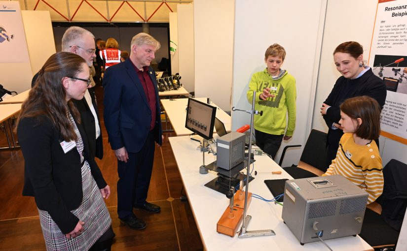 Beim IHK-Regionalwettbewerb (v.l.): Corinna Kieren (Landeswettbewerbsleiterin), Eckhard Göske (IHK Nord Westfalen), Berthold Sommer (Leiter des IHK-Regionalwettbewerbs, Felix Benen (Gymnasium Wolbeck), Julia Kroker (BASF Coatings) und Jakob Walburg (Gymnasium Wolbeck). (Foto: Joachim Busch/IHK Nord Westfalen)