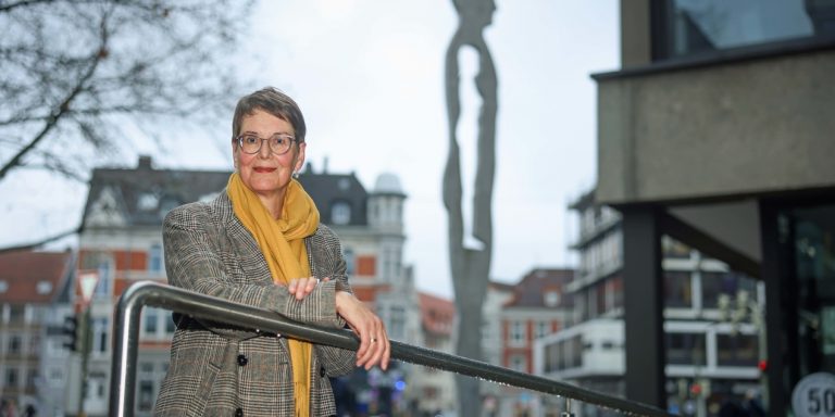 Dr. Gabriele Klärs vom Fachbereich Gesundheit der FH Bielefeld wurde als Expertin für geschlechtergerechte Medizin hinzugezogen. Im Hintergrund steht symbolisch die Statue „Male/Female“. (Foto: S. Jonek/FH Bielefeld)
