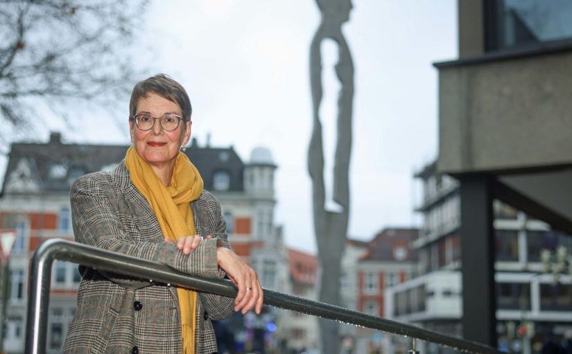 Dr. Gabriele Klärs vom Fachbereich Gesundheit der FH Bielefeld wurde als Expertin für geschlechtergerechte Medizin hinzugezogen. Im Hintergrund steht symbolisch die Statue „Male/Female“. (Foto: S. Jonek/FH Bielefeld)