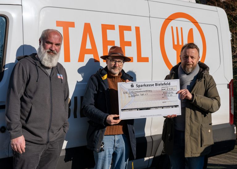 Tim Ludwig von Liqui Moly (links) und Matthias Wittich (rechts) vom gleichnamigen Fahrzeugteile-Großhandel übergaben jüngst das Ergebnis ihrer gemeinsamen Weihnachtsspendenaktion „Spenden statt Geschenke“ an Thomas Doussier (Mitte) vom Verein Bielefelder Tafel. (Foto: Fritz Wittich GmbH)