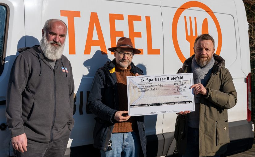 Tim Ludwig von Liqui Moly (links) und Matthias Wittich (rechts) vom gleichnamigen Fahrzeugteile-Großhandel übergaben jüngst das Ergebnis ihrer gemeinsamen Weihnachtsspendenaktion „Spenden statt Geschenke“ an Thomas Doussier (Mitte) vom Verein Bielefelder Tafel. (Foto: Fritz Wittich GmbH)