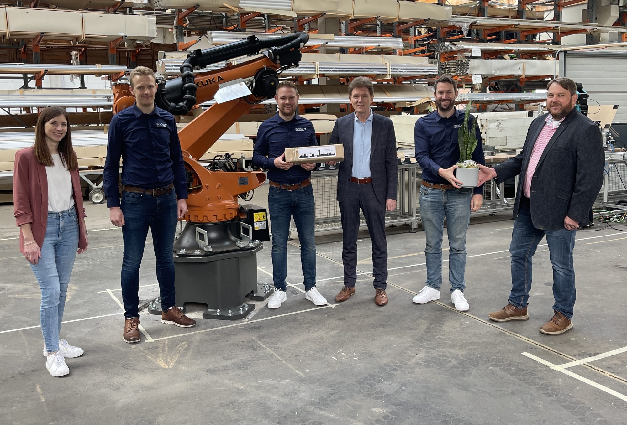 (v.li) Lara Bemboom von der Wirtschaftsförderung der Stadt Lingen, Wilke Pohlmann, Jonas Lünswilken, Oberbürgermeister Dieter Krone, Stephan Feldker und Ortsbürgermeister Christoph Stafflage. (Foto: Stadt Lingen)