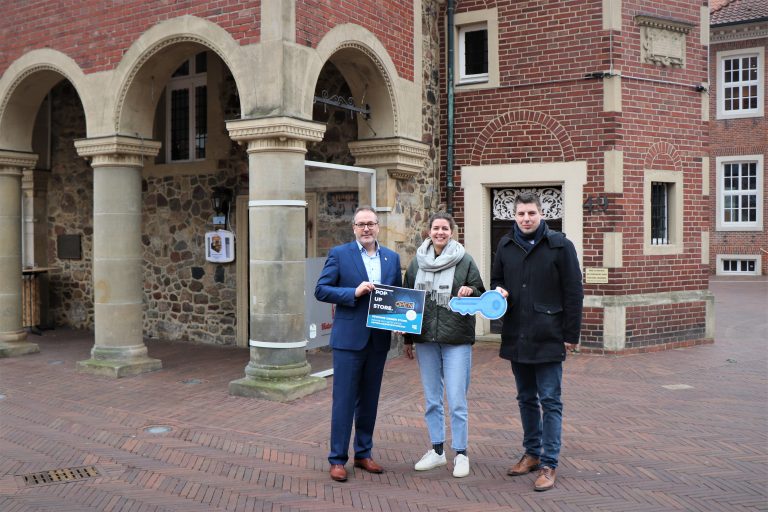 (v. l.) Bürgermeister Helmut Knurbein, Citymanagerin Eva Weusthof und Wirtschaftsförderer Alexander Kassner. (Foto: Stadt Meppen)