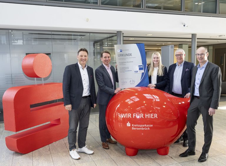 von links: Die IHK-Urkunde Top-Ausbildung als Bestätigung höchster Ausbildungsstandards übergab jetzt IHK-Hauptgeschäftsführer Marco Graf (2.v.l.) an Carsten Grade (Leiter Personal), Lisa Liening (Ausbildungsleiterin), Bernd Heinemann (Vorstandsvorsitzender) sowie Lars Pfeilsticker (Vorstandsmitglied) von der Kreissparkasse Bersenbrück. (Foto: IHK/Hermann Pentermann)