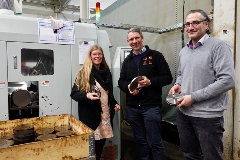 Andrea Frosch vom WIGOS-UnternehmensService (v.li.) freute sich mit Eckart Halm, Geschäftsführer Habatt, und RKW-Berater Ernst Grund über den effizienten Einsatz der Säge. (Foto: Sandra Joachim-Meyer)