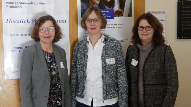 Prof. Dr. Anna-Maria Kamin, Prof. Dr. Heike M. Buhl und Prof. Dr. Dorothee M. Meister haben den Einsatz digitaler Medien untersucht (Foto: Claudia Kirschtein)