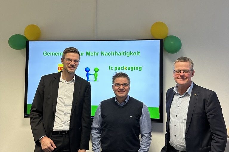 (v.l.): Ingo Niehaus (Geschäftsführer EWG Rheine), Thorsten Classen (Geschäftsführer LC Packaging), Bürgermeister Dr. Peter Lüttmann (Foto: EWG Rheine)