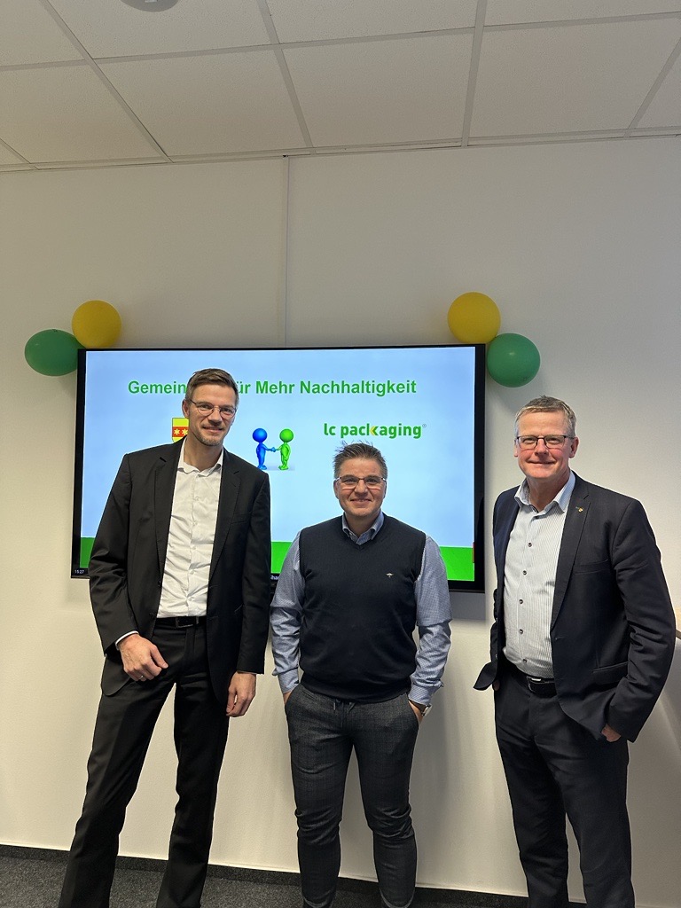 (v.l.): Ingo Niehaus (Geschäftsführer EWG Rheine), Thorsten Classen (Geschäftsführer LC Packaging), Bürgermeister Dr. Peter Lüttmann (Foto: EWG Rheine)