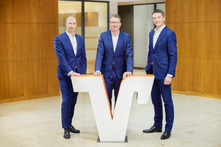 Erfolgreiches Jahr 2022 für die Volksbank-Vorstände: (v.li.) Thomas Mühlhausen, Michael Deitert (Vorsitzender) und Ulrich Scheppan (Foto: Volksbank Bielefeld-Gütersloh)