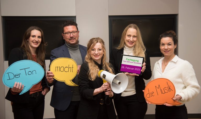 Die Fachtagung „Vom Stift zum Schreiber – Azubis finden leicht gemacht!“ lotet aus, wie junge und ältere Menschen am besten miteinander kommunizieren können. Denn auch hier gilt: Der Ton macht die Musik! Von links: Kerstin Hüls, Servicestelle Schule-Wirtschaft der MaßArbeit, MaßArbeit-Vorstand Lars Hellmers, Annika Schütte, Servicestelle, Landrätin Anna Keb-schull und Katja Bielefeld, Servicestelle. (Foto: MaßArbeit / Uwe Lewandowski)