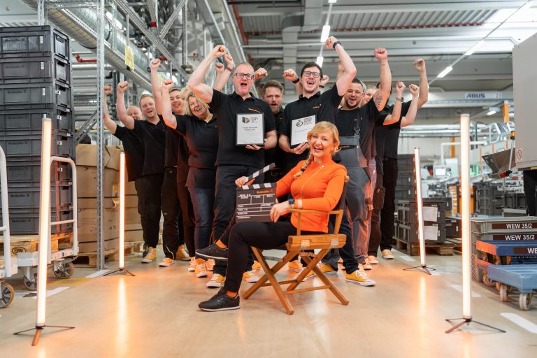 Stolz wie Oscar: Für den Unternehmensfilm „From Detmold with Love“ gewinnt Weidmüller gleich zwei Preise. (Foto: Weidmüller)