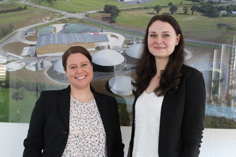 Die Betreiber der WELTEC-Anlagen in UK und Irland stehen im direkten Kontakt mit dem Biologie-Team in Vechta: Dr. Katharina Tabke (links) und Wiebke Dammann (rechts), beide Biologischer Service. (Foto: Weltec)