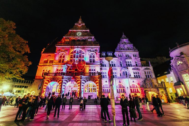 Jetzt Nachtansichten-Tickets für den 29. April 2023 im Vorverkauf sichern – online oder in der Tourist-Information im Neuen Rathaus (Foto: Bielefeld Marketing/ Michael Adamski)