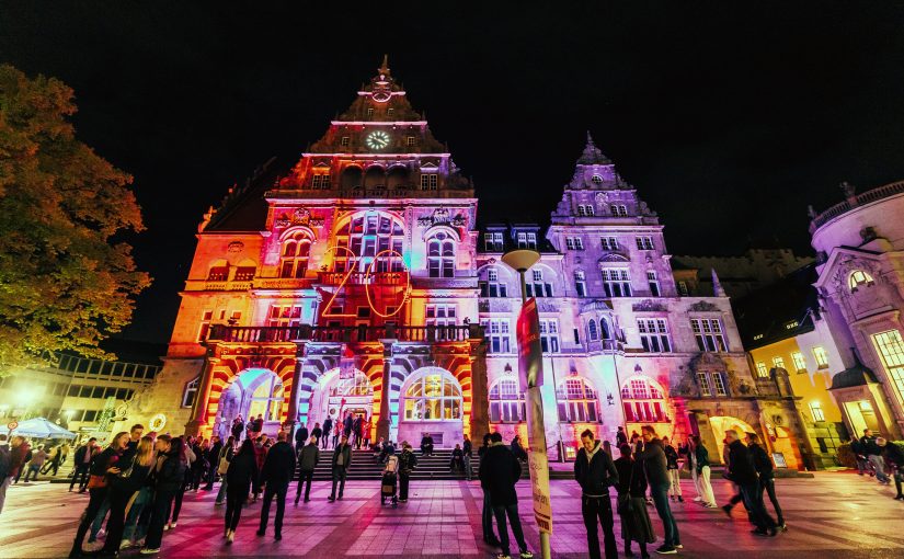 Jetzt Nachtansichten-Tickets für den 29. April 2023 im Vorverkauf sichern – online oder in der Tourist-Information im Neuen Rathaus (Foto: Bielefeld Marketing/ Michael Adamski)