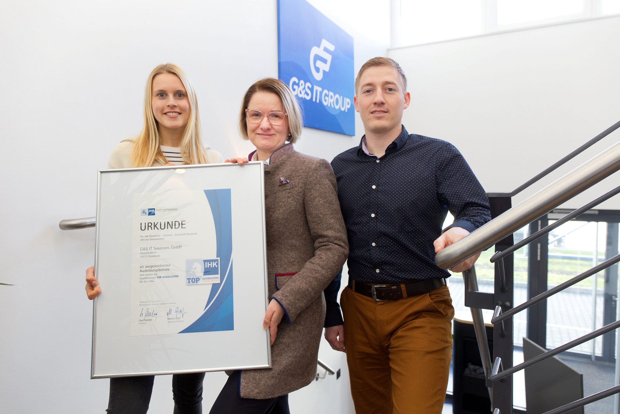 Die IHK-Urkunde „TOP Ausbildung“ als Bestätigung sehr guter Ausbildungsstandards übergab jetzt IHK-Geschäftsbereichsleiterin Aus- und Weiterbildung, Juliane Hünefeld-Linkermann, an Daniel Guth (Geschäftsführer, rechts) und Angelina Eillert (Human Resources Specialist, links) von der G&S IT Group GmbH in Osnabrück (Bildquelle: IHK/Robert Schäfer).