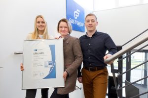 Die IHK-Urkunde „TOP Ausbildung“ als Bestätigung sehr guter Ausbildungsstandards übergab jetzt IHK-Geschäftsbereichsleiterin Aus- und Weiterbildung, Juliane Hünefeld-Linkermann, an Daniel Guth (Geschäftsführer, rechts) und Angelina Eillert (Human Resources Specialist, links) von der G&S IT Group GmbH in Osnabrück (Bildquelle: IHK/Robert Schäfer).
