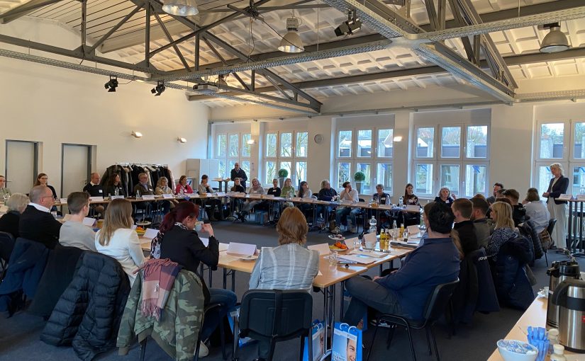 Im Arbeitskreis SCHULEWIRTSCHAFT stand beim Treffen am Mittwoch das Thema Nachwuchsrekrutierung auf dem Programm. (Foto: Fachhochschule des Mittelstands)