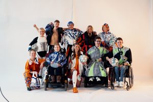 Bei der Abschlusspräsentation: Entstanden sind Kleidungsstücke und Designs, die die Beziehung von Sport, Mode, Fankultur und Gesellschaft neu interpretieren. (Foto: P. Pollmeier/FH Bielefeld)