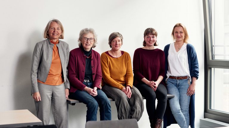 Ein Forscherinnenteam unter der Leitung von Prof. Dr. Cornelia Muth (links) untersucht Geschlechterbilder von Studierenden an der FH Bielefeld. (v.l.) Prof. Dr. Cornelia Muth, Prof. Dr. Annette Nauerth, Sina Tannimara Löwe, Isabell Harstick und Bianca Dahlke. (Foto: P. Pollmeier/FH Bielefeld)