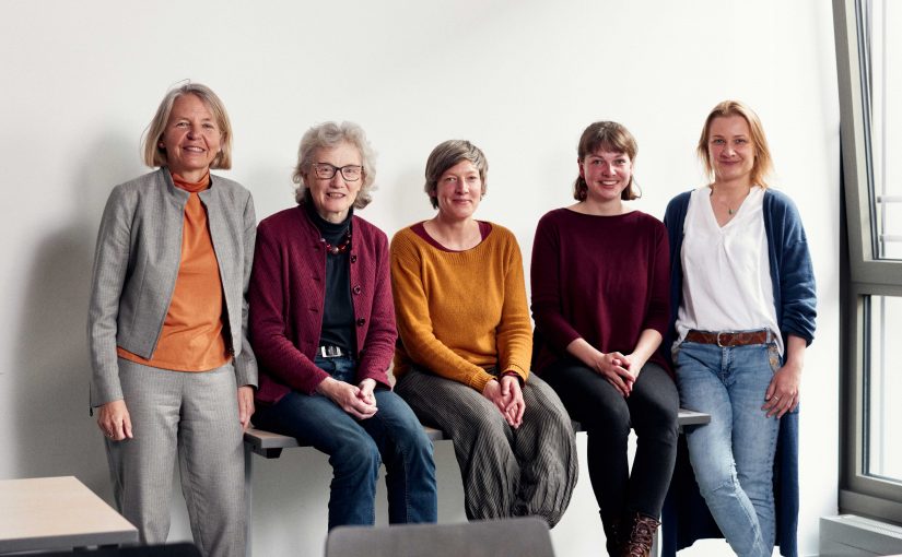 Ein Forscherinnenteam unter der Leitung von Prof. Dr. Cornelia Muth (links) untersucht Geschlechterbilder von Studierenden an der FH Bielefeld. (v.l.) Prof. Dr. Cornelia Muth, Prof. Dr. Annette Nauerth, Sina Tannimara Löwe, Isabell Harstick und Bianca Dahlke. (Foto: P. Pollmeier/FH Bielefeld)