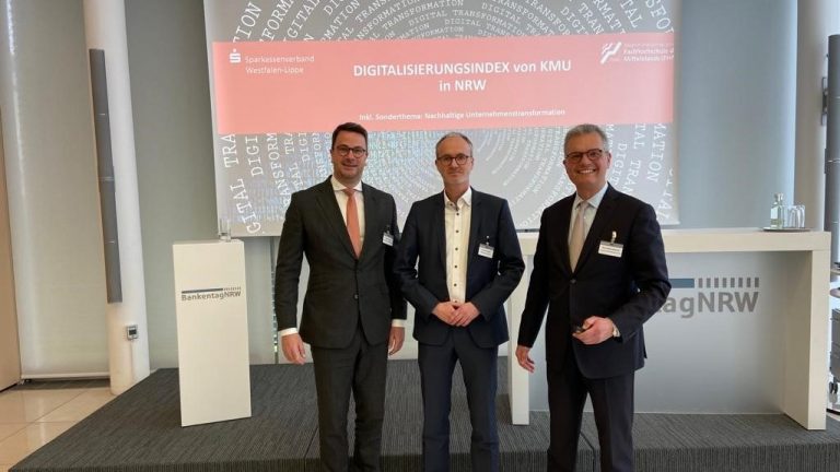 V.l. Andreas Löbbe, Sparkessenverband Westfalen-Lippe, Dr. Marc Vathauer, Lehr- und Forschungsbeauftrager FHM und Geschäftsführer MSF-Vathauer Antriebstechnik, und Prof. Dr. Volker Wittberg, Prorektor Studium & Lehre an der FHM. (Foto: FHM)